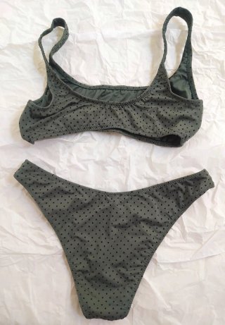 Bikini verde con puntos negros Talla M