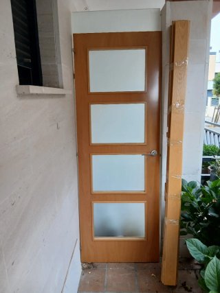 Puerta de cocina acristalada con manilla