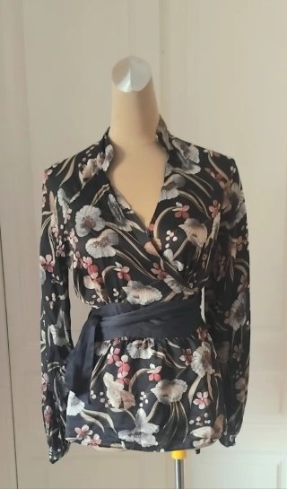 Camisa cruzada de seda estampada