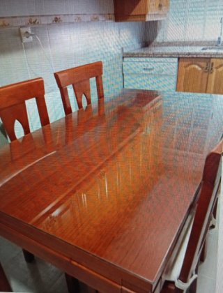 Mesa Comedor con Cristal y sillas cómo nuevas