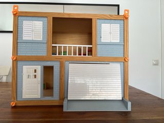 Casa de muñecas de madera
