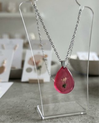 Collar artesanal con flor blanca natural