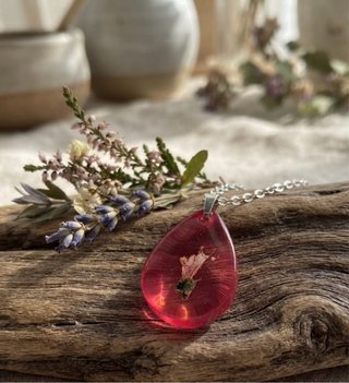 Collar artesanal con flor blanca natural
