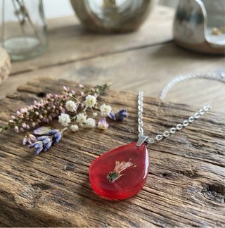 Collar artesanal con flor blanca natural