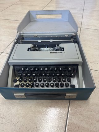 Máquina de escribir Olivetti DORA vintage
