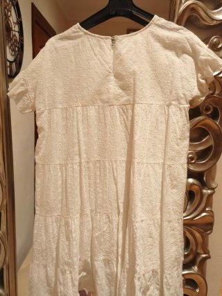 Vestido blanco bordado con volantes