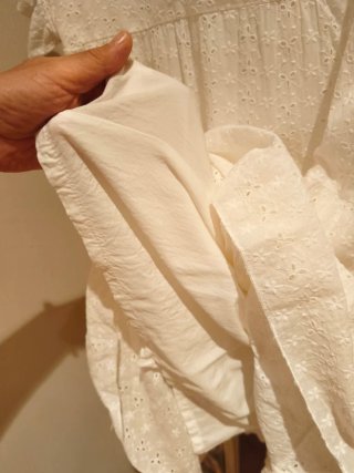 Vestido blanco bordado con volantes