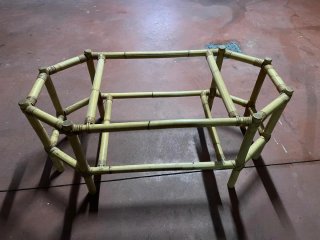 Sillas de caña con asiento blanco y mesa baja