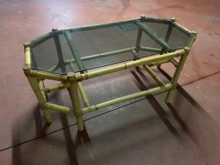 Sillas de caña con asiento blanco y mesa baja