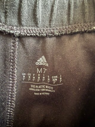 Pantalón corto Adidas gris