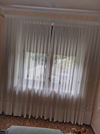 Cortinas beige y blancas de tela