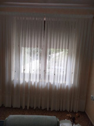 Cortinas beige y blancas de tela