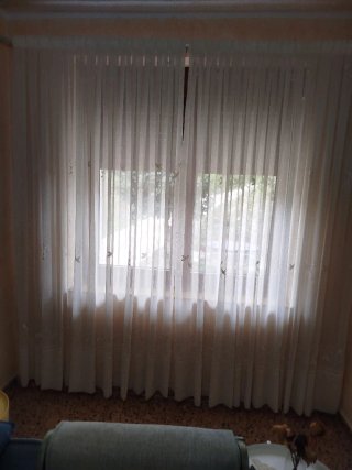 Cortinas beige y blancas de tela