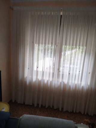 Cortinas beige y blancas de tela