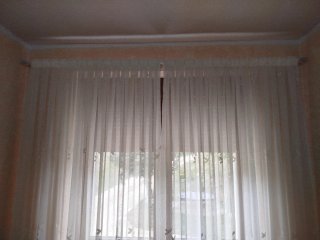 Cortinas beige y blancas de tela
