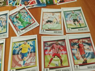 50 valiosas mezcladas TOPPS Panini mundicromo