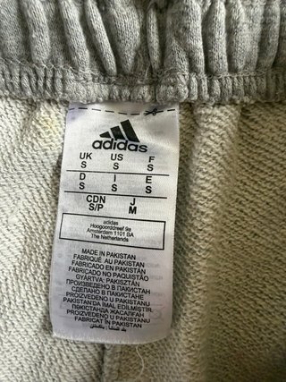 Pantalón corto Adidas gris