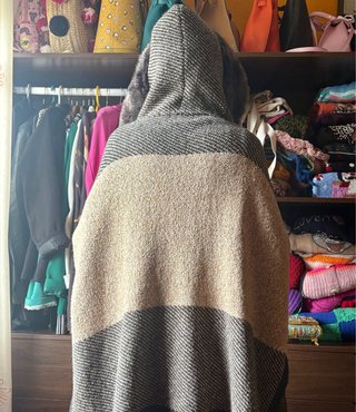 Capa con cuello de pelo