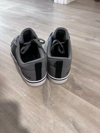 Zapatillas Adidas Grises y Negras