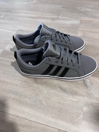 Zapatillas Adidas Grises y Negras