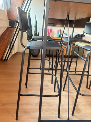 Mesa alta negra maison du monde con 4 taburetes
