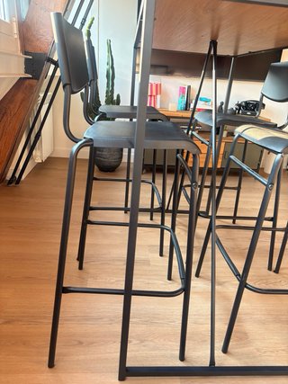 Mesa alta negra maison du monde con 4 taburetes