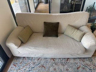 Sofá beige con funda desmontable
