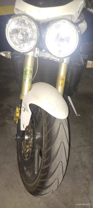 Triumph Street Triple 2008. Para reparar o piezas