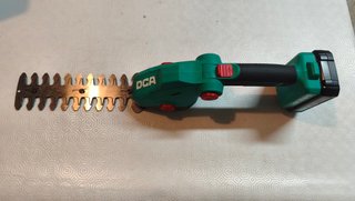 Tijera cortacésped y cortasetos DCA 20V 2 en 1.-