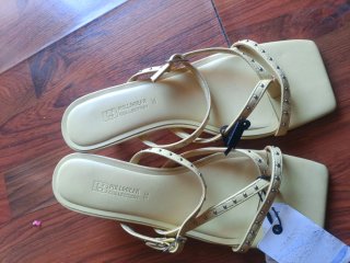 Sandalias Pull&Bear tiras tachuelas beige