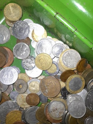 Caja de caudales con monedas antiguas