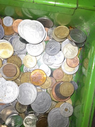 Caja de caudales con monedas antiguas