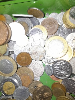 Caja de caudales con monedas antiguas