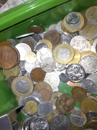 Caja de caudales con monedas antiguas