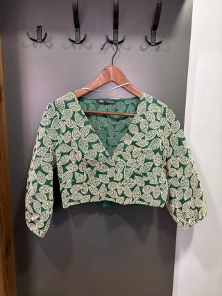 Blusa ZARA verde con estampado de hojas