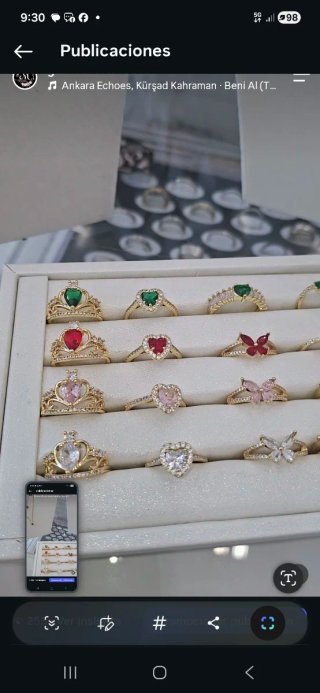 Anillos dorados con piedras rojas