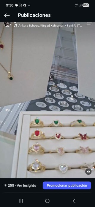 Anillos dorados con piedras rojas