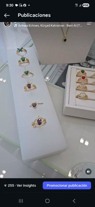 Anillos dorados con piedras rojas