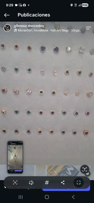 Anillos dorados con piedras rojas