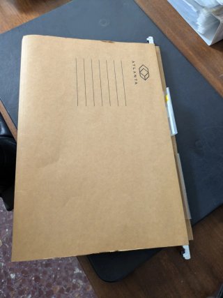Carpeta colgante marrón.