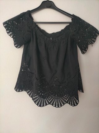 Top mujer negro con bordado.