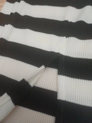 Falda larga de rayas blancas y negras