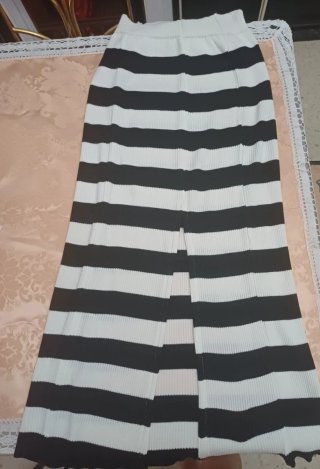 Falda larga de rayas blancas y negras