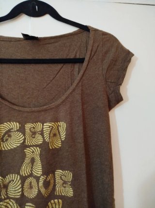 Camiseta marrón con estampado dorado