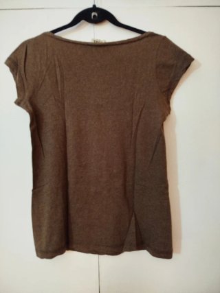 Camiseta marrón con estampado dorado