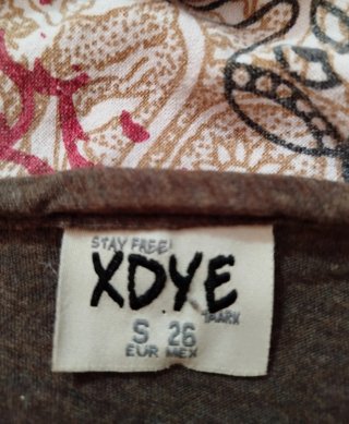 Camiseta marrón con estampado dorado