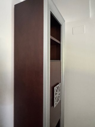 Estantería wengue y plata