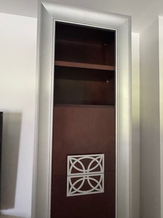 Estantería wengue y plata