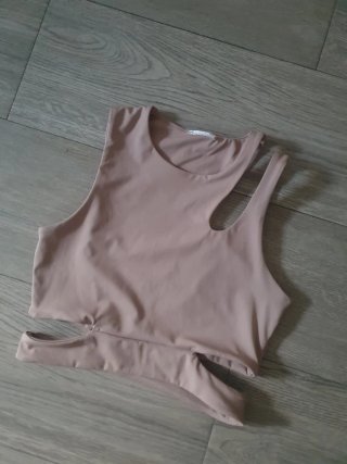 Top deportivo rosa con cortes