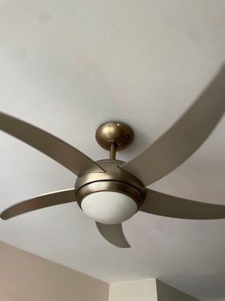 Ventilador de techo plateado  y blanco, con mando